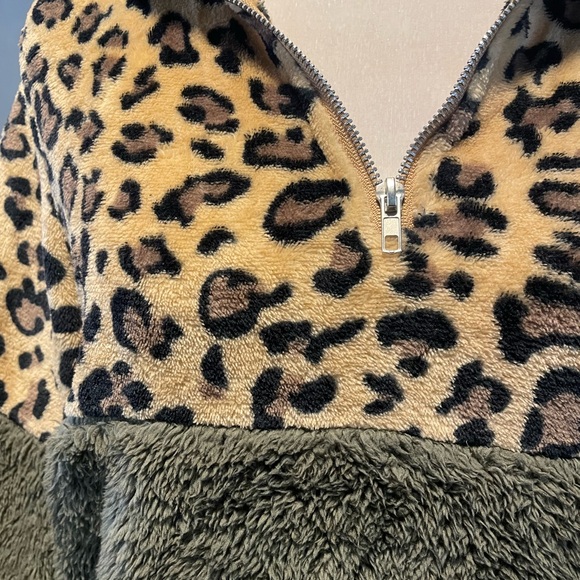 Sherpa 1/4 zip pullover - Picture 2 of 8